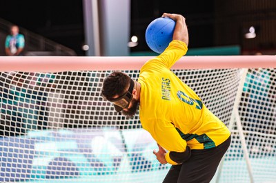 Brasil supera pressão da torcida francesa e derrota anfitriões no goalball masculino