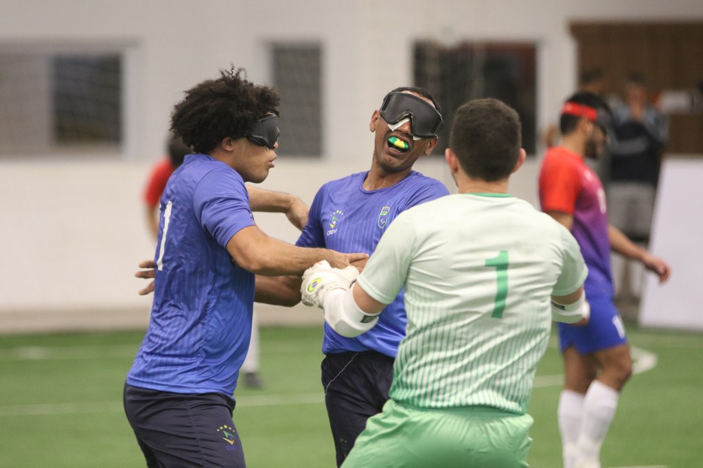 Brasil vence com gols de Jardiel e Nonato e bota uma mão na taça