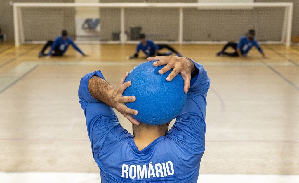 Goalball brasileiro chega à França e times realizam primeiros treinos em Troyes