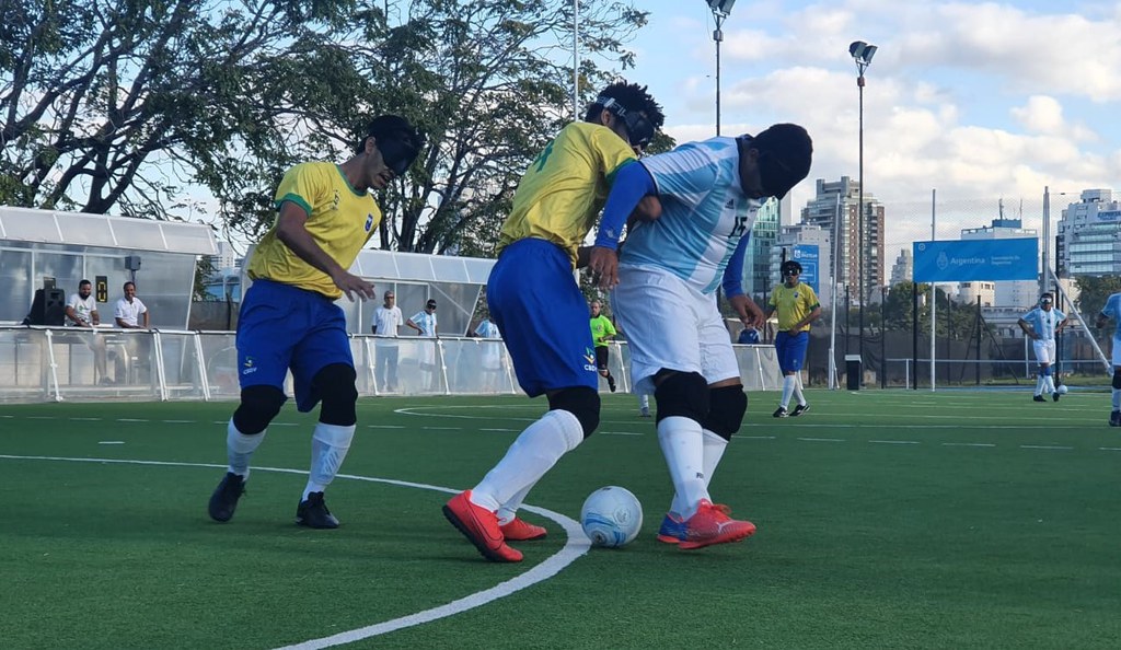 Jardiel marca no fim, e Brasil vence Argentina em Buenos Aires