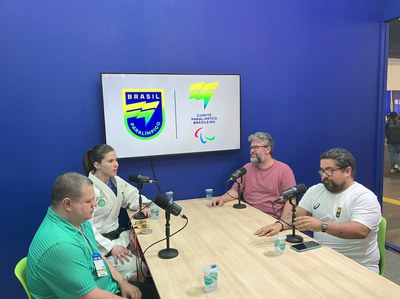 Helder Maciel participa ao lado de campeã Alana Maldonado de podcast do CPB e UOL Esporte durante o Expo Brasil Paralímpico